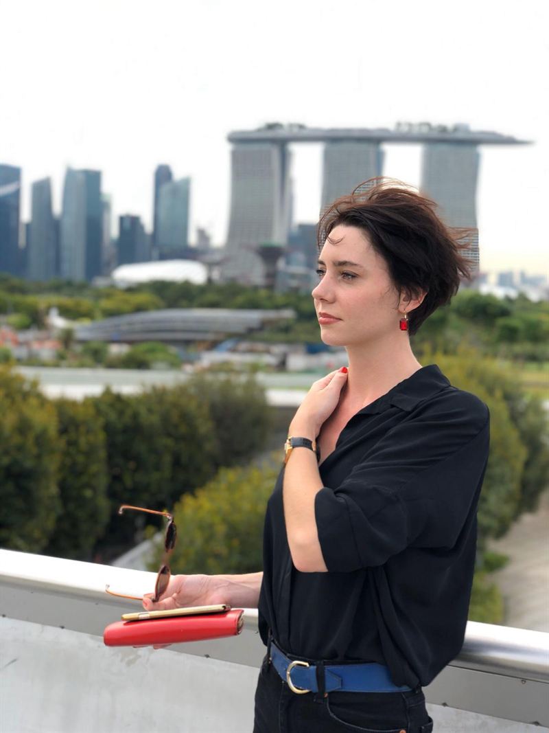 Sarah à Singapour en 2018, la baie derrière elle